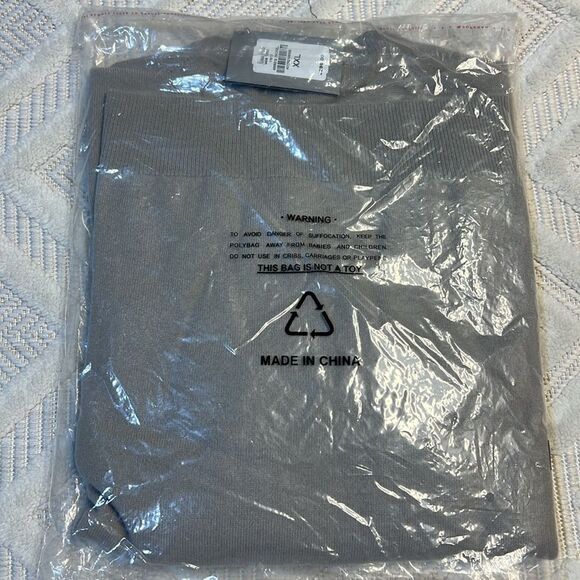 NEIMAN MARCUS - Cashmere Crewneck - Nickel Gray - Picture 3 of 5